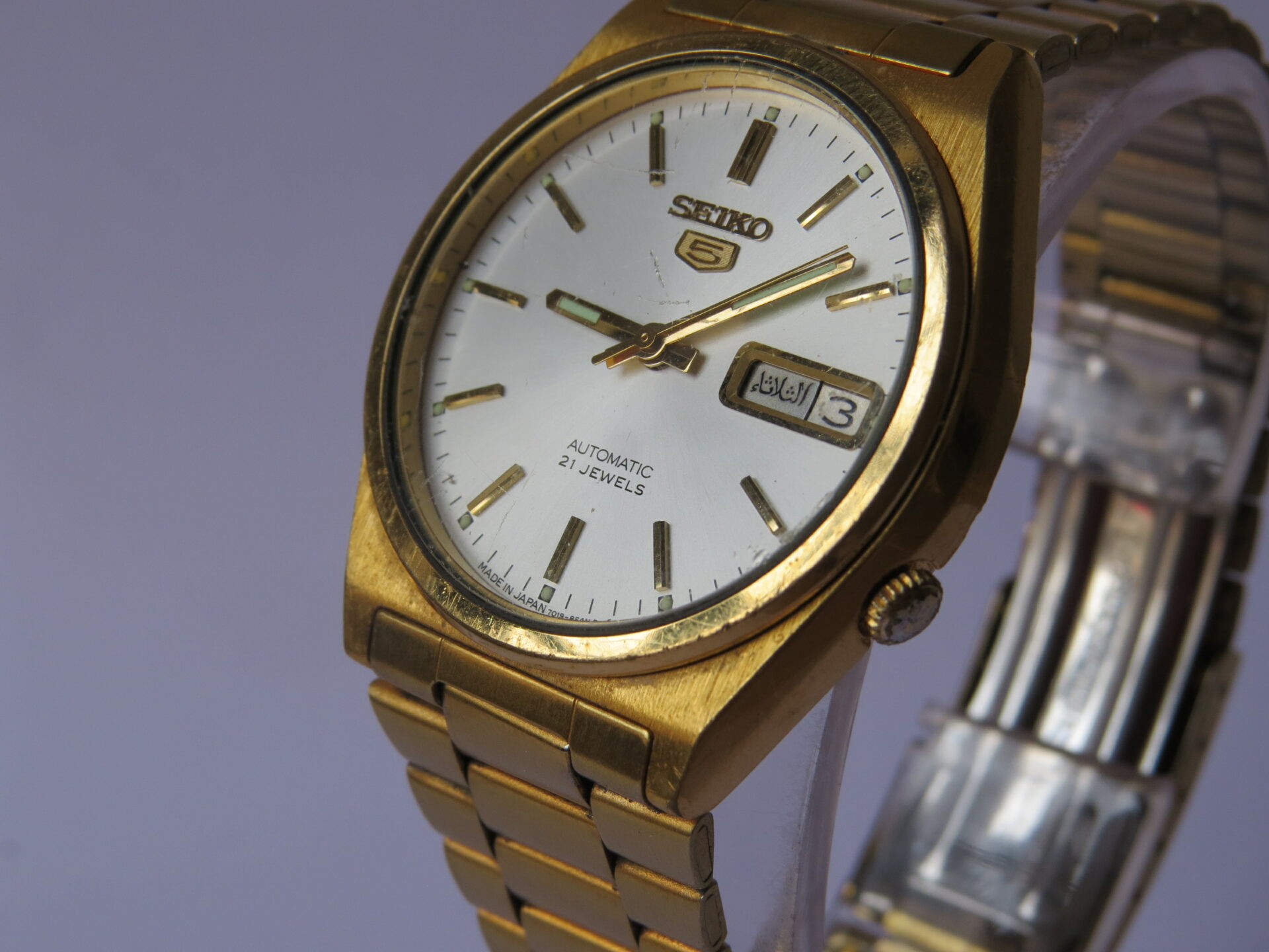 IMG_4148 Pre Owned Light Use Made in Japan SEIKO 5 Automatic Solid case back Unisex Watch : 21 Jewels I Neat Condition I 35 MM Case Dia : White Dial : No. 7019 - 8180 | B1011 - Image 3