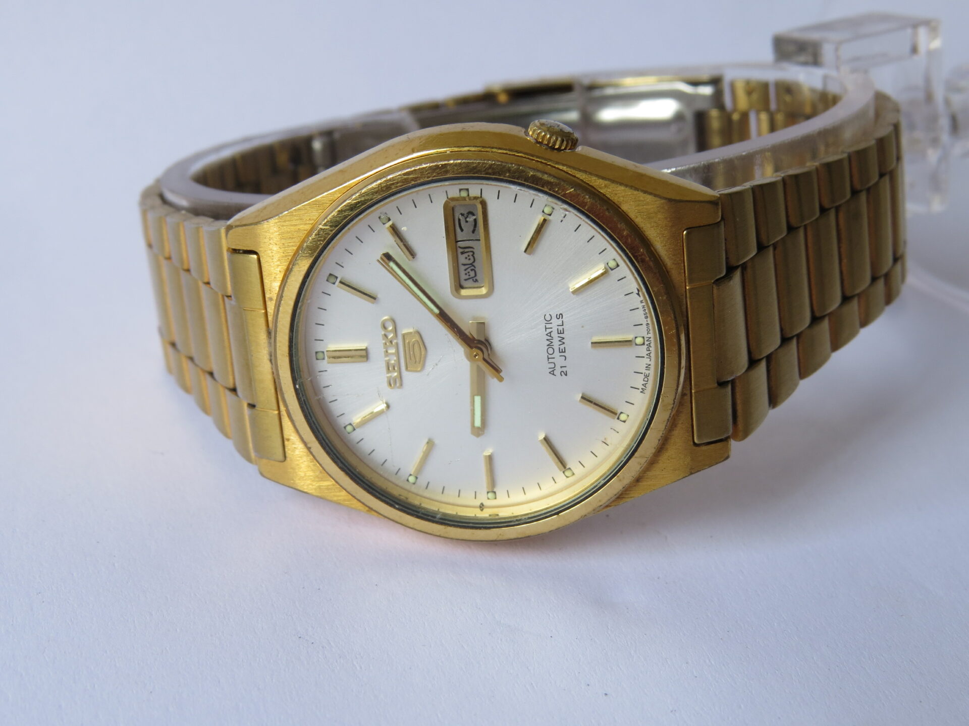 IMG_4149 Pre Owned Light Use Made in Japan SEIKO 5 Automatic Solid case back Unisex Watch : 21 Jewels I Neat Condition I 35 MM Case Dia : White Dial : No. 7019 - 8180 | B1011 - Image 4