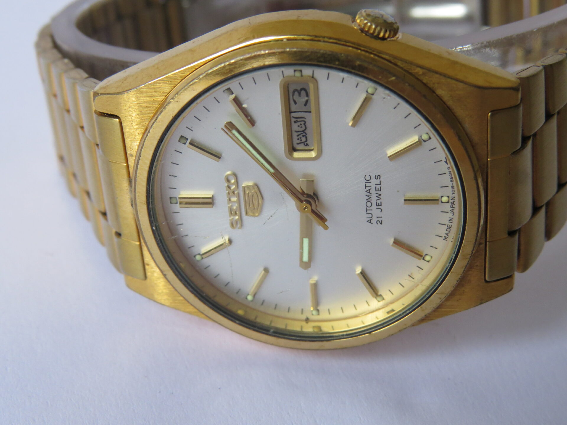 IMG_4150 Pre Owned Light Use Made in Japan SEIKO 5 Automatic Solid case back Unisex Watch : 21 Jewels I Neat Condition I 35 MM Case Dia : White Dial : No. 7019 - 8180 | B1011 - Image 5