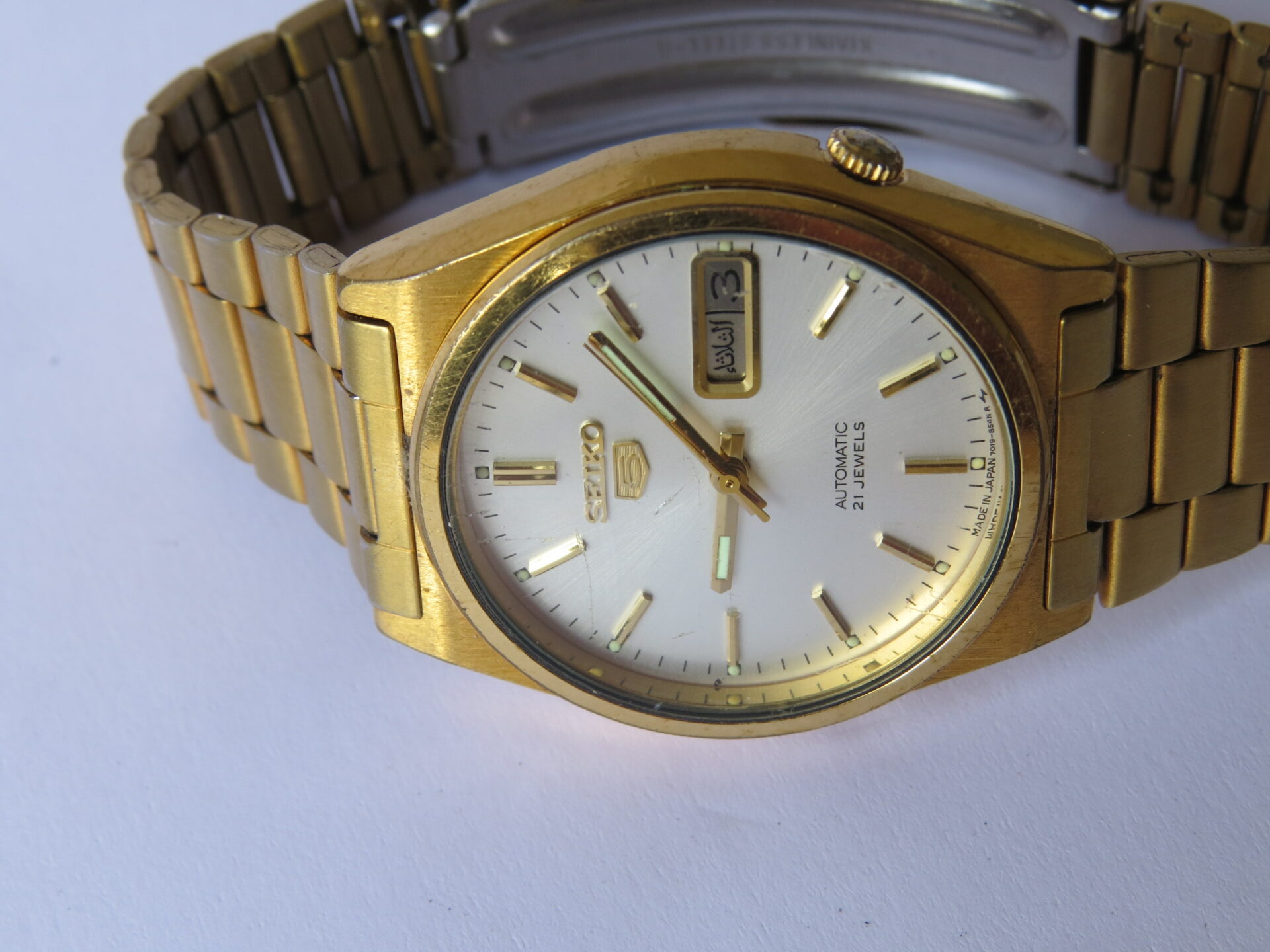 IMG_4153 Pre Owned Light Use Made in Japan SEIKO 5 Automatic Solid case back Unisex Watch : 21 Jewels I Neat Condition I 35 MM Case Dia : White Dial : No. 7019 - 8180 | B1011 - Image 8