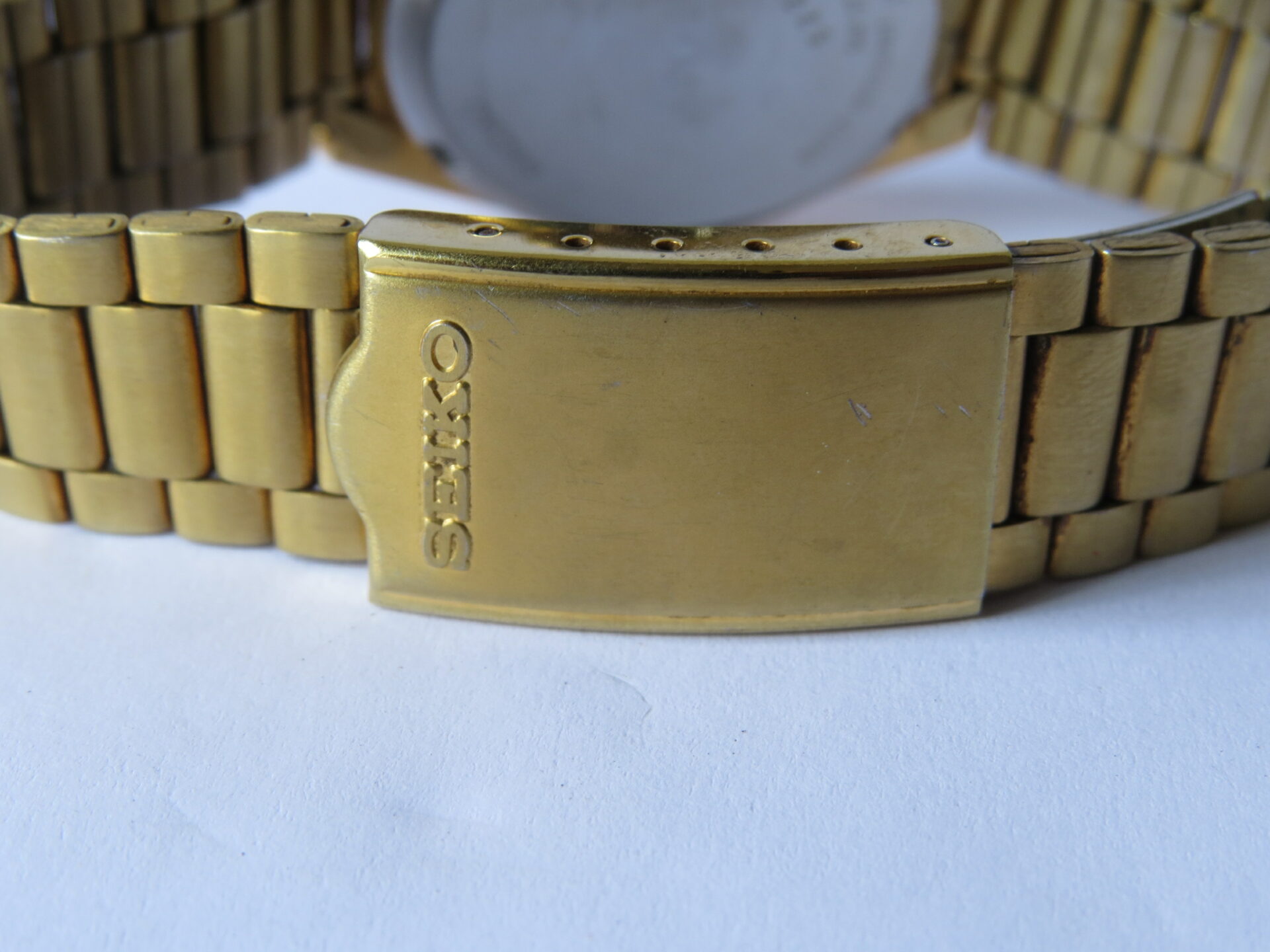 IMG_4156 Pre Owned Light Use Made in Japan SEIKO 5 Automatic Solid case back Unisex Watch : 21 Jewels I Neat Condition I 35 MM Case Dia : White Dial : No. 7019 - 8180 | B1011 - Image 11