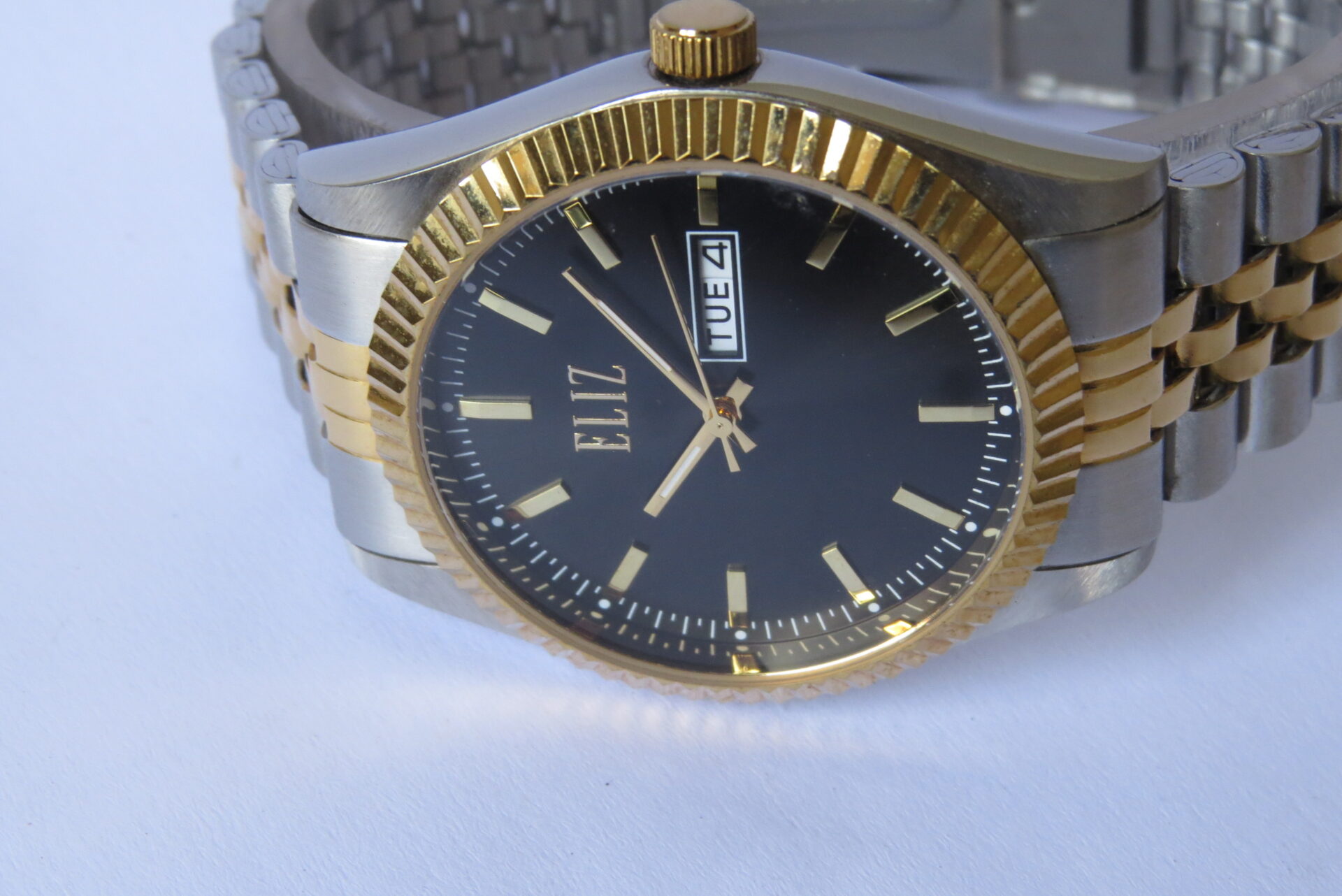 IMG_6257 Pre Owned Swiss Precition ELIZ Quartz Wrist Watch for Men I 40 mm Case Dia I Dual Tone Bracelet I Black Color Classic Dial : Model No. ES10-8863G - B1608 - Image 7