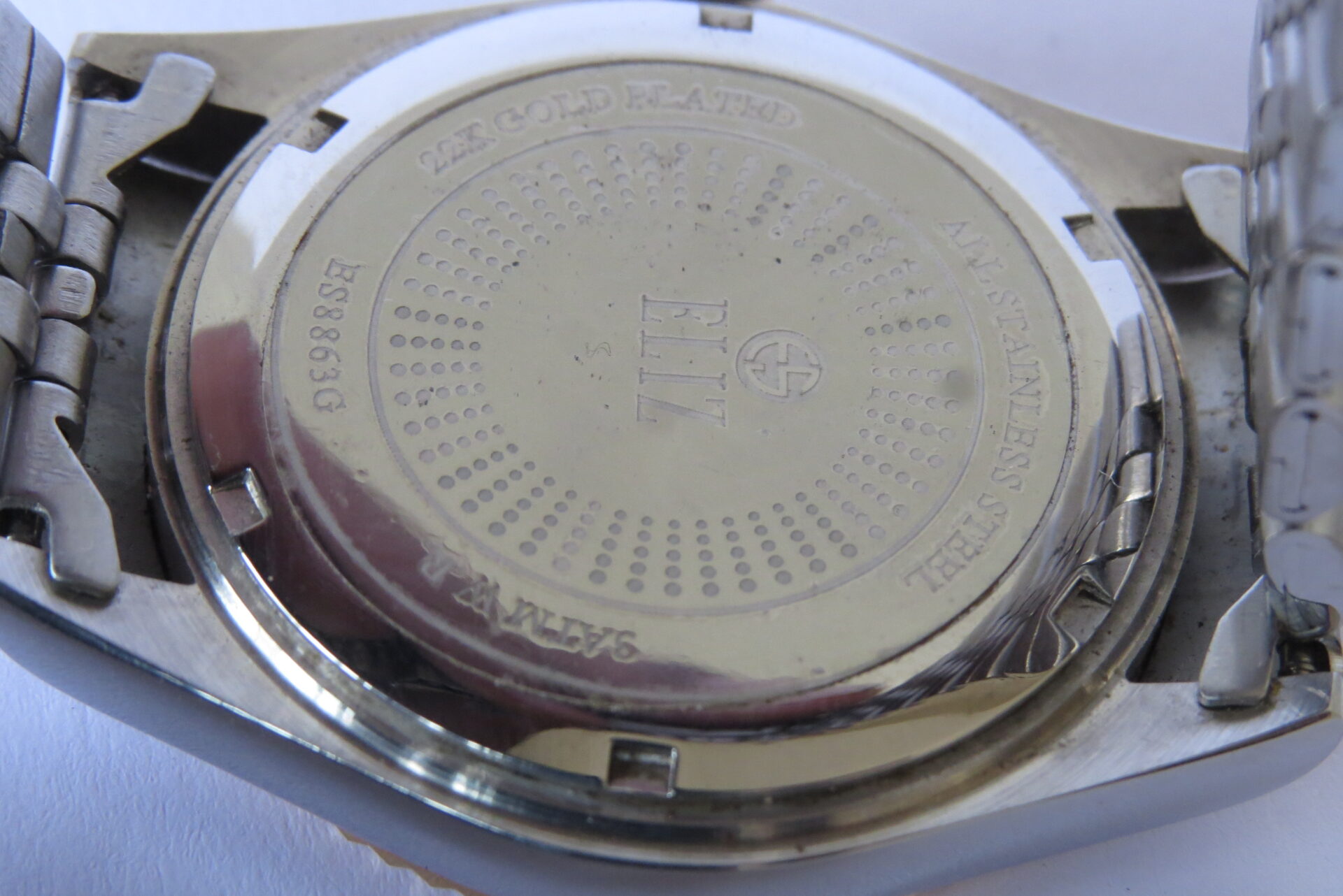 IMG_6261 Pre Owned Swiss Precition ELIZ Quartz Wrist Watch for Men I 40 mm Case Dia I Dual Tone Bracelet I Black Color Classic Dial : Model No. ES10-8863G - B1608 - Image 11