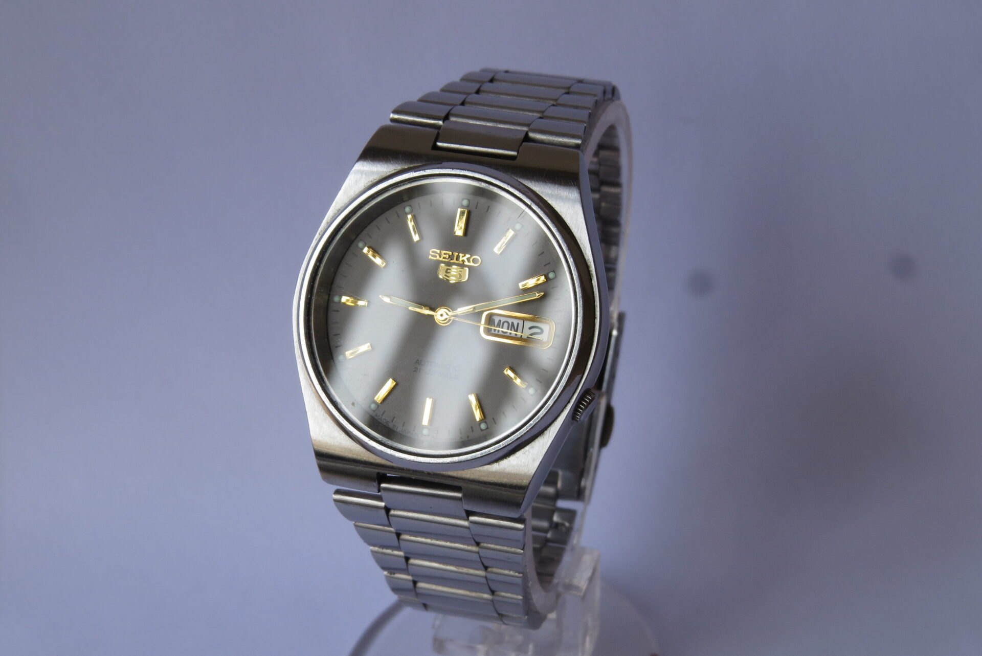 IMG_6266 Pre Owned Light use Made in Japan SEIKO 5 Automatic Exhibition case back Men's Watch I Neat Condition I 38 MM Case Dia : Grey Dial I 21 Jewels Model No. 7S26 - 0520 | B1609 - Image 5
