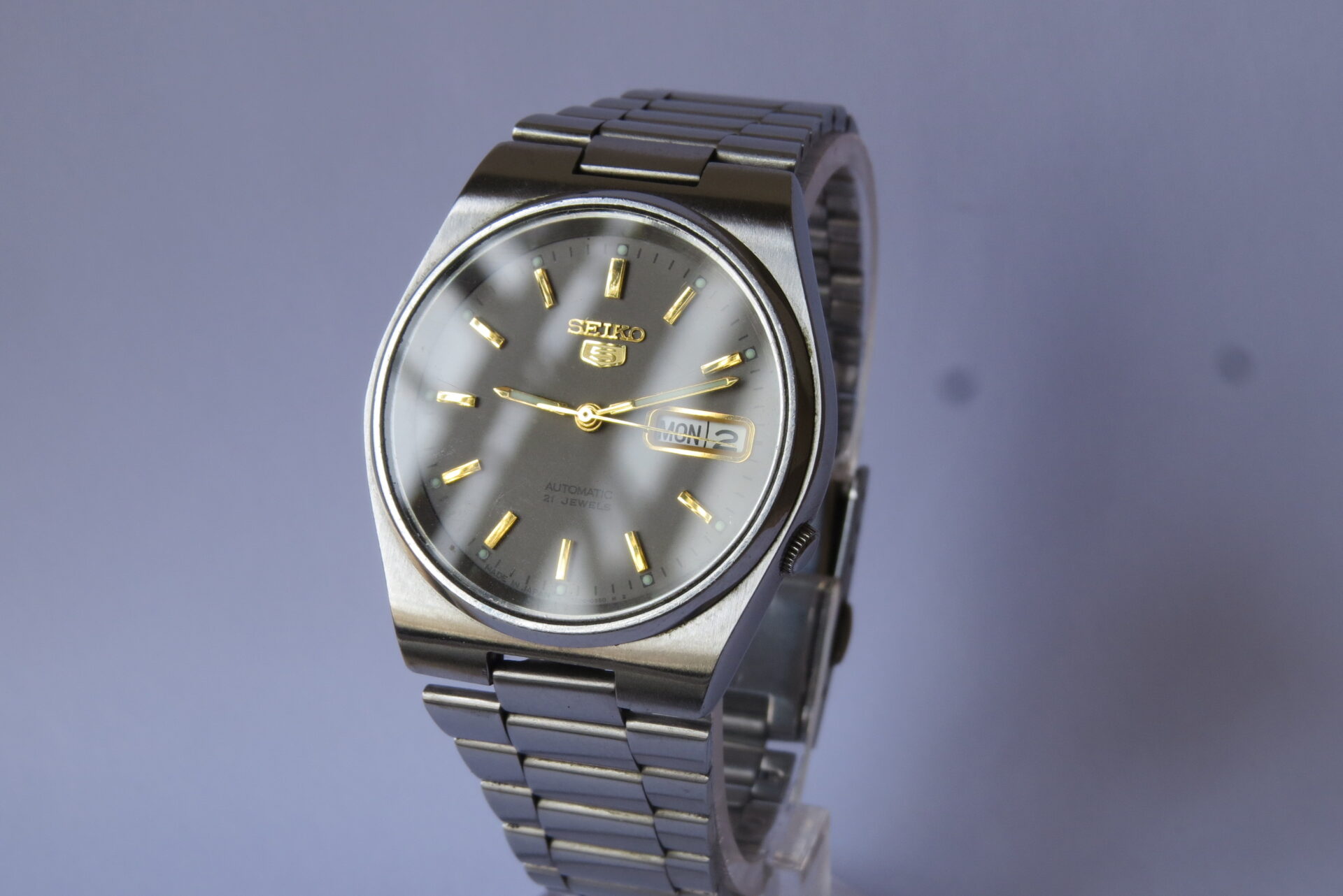 IMG_6267 Pre Owned Light use Made in Japan SEIKO 5 Automatic Exhibition case back Men's Watch I Neat Condition I 38 MM Case Dia : Grey Dial I 21 Jewels Model No. 7S26 - 0520 | B1609 - Image 6