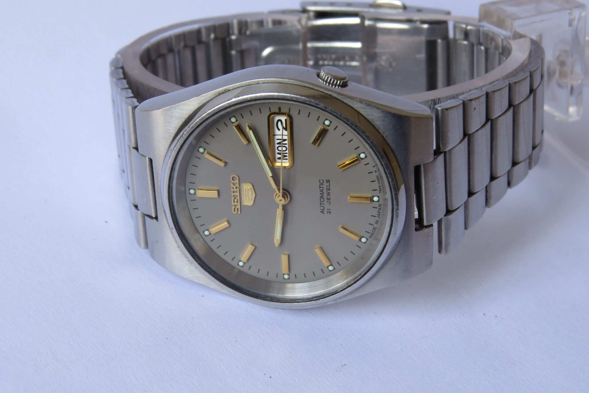 IMG_6268 Pre Owned Light use Made in Japan SEIKO 5 Automatic Exhibition case back Men's Watch I Neat Condition I 38 MM Case Dia : Grey Dial I 21 Jewels Model No. 7S26 - 0520 | B1609 - Image 7