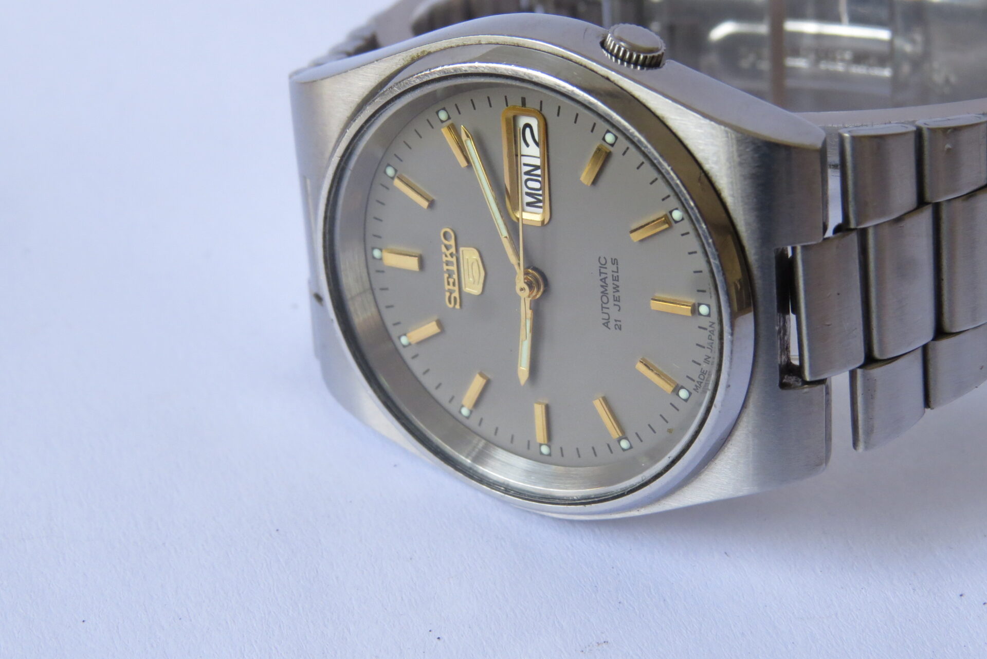 IMG_6269 Pre Owned Light use Made in Japan SEIKO 5 Automatic Exhibition case back Men's Watch I Neat Condition I 38 MM Case Dia : Grey Dial I 21 Jewels Model No. 7S26 - 0520 | B1609 - Image 8